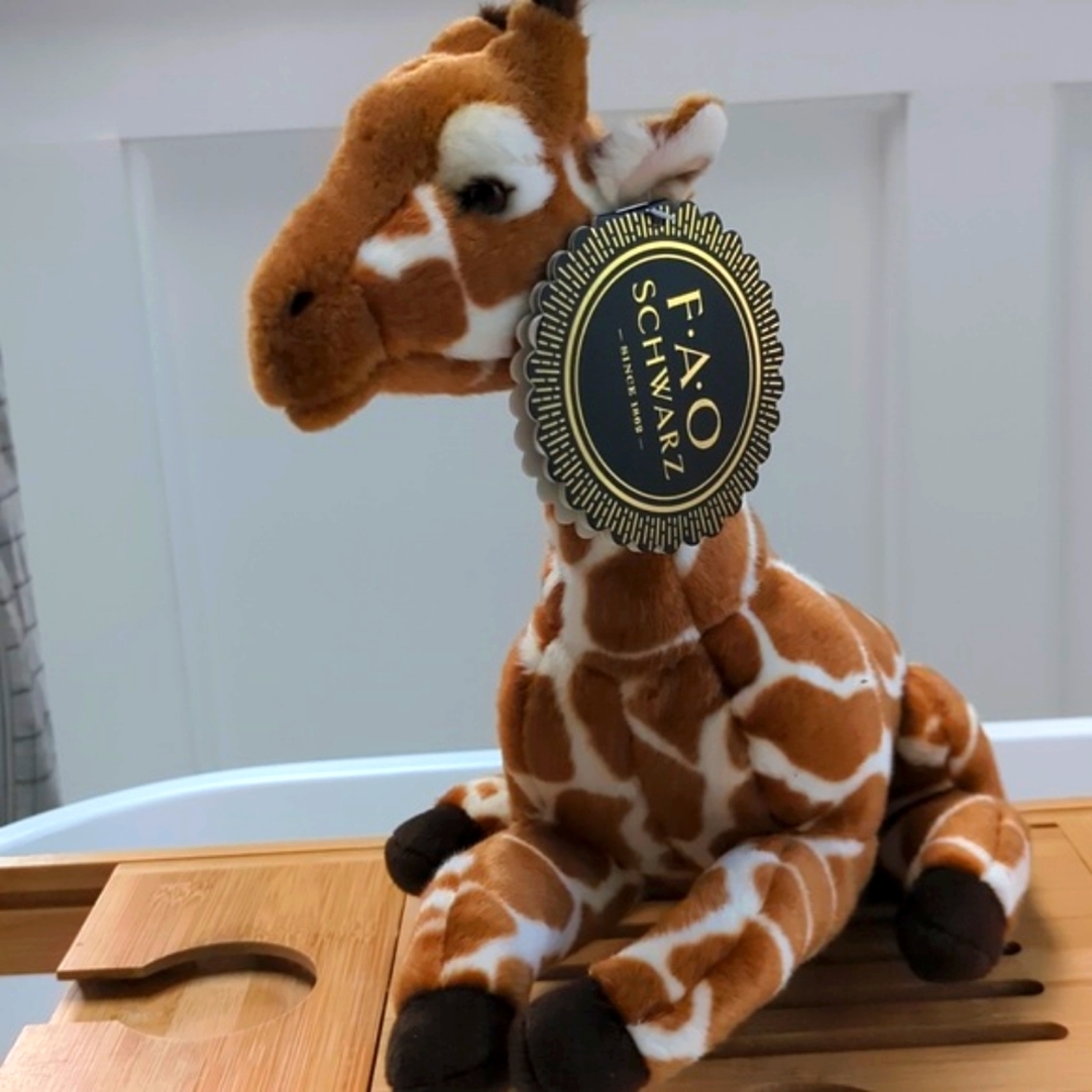 NWT Soft FAO Schwartz Stuffed Animal Giraffe
